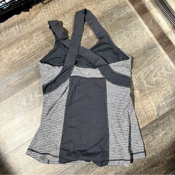 Bundle of two Lululemon workout tank tops with built-in bra size 8 - Picture 2 of 5